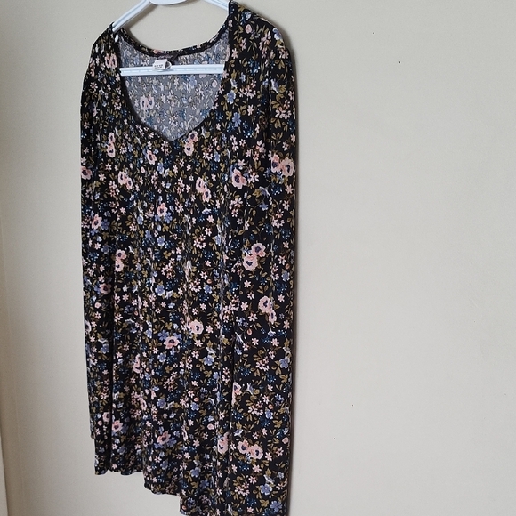 KIM&CO Chic Floral Top with Black Base – Elegant & Versatile - Picture 5 of 7